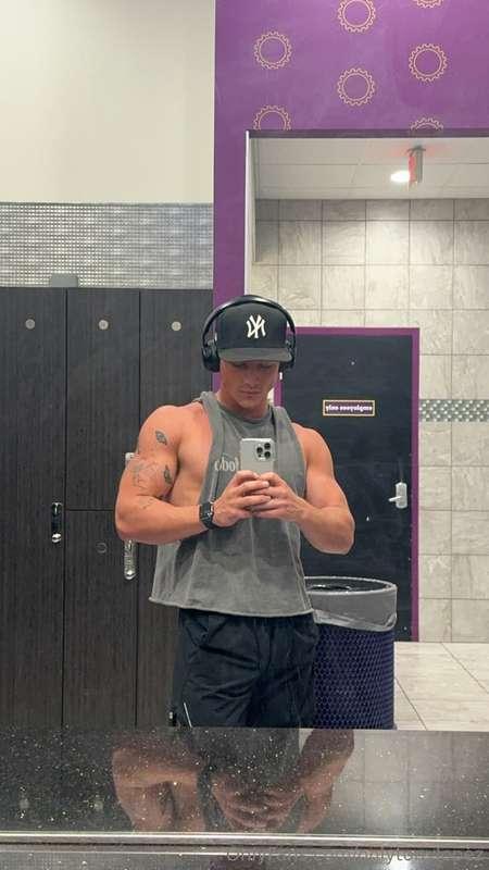 Daddy arm day (;