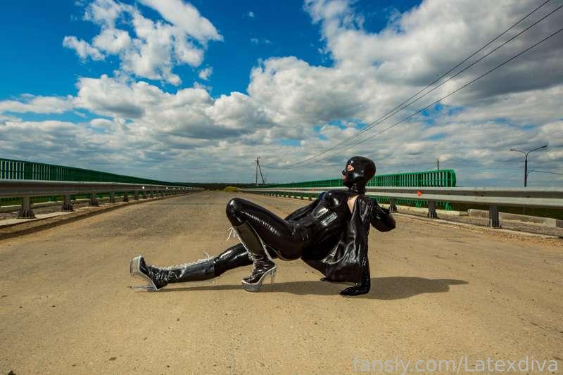 Posing ;)
#fyp #latex #latexcatsuit #latexmodel #latexgirl #girlinlatex #heels #boots #rubber #fetish #fetishmodel #fetishgirl #fetishfashion #mask #latexgloves #corset 