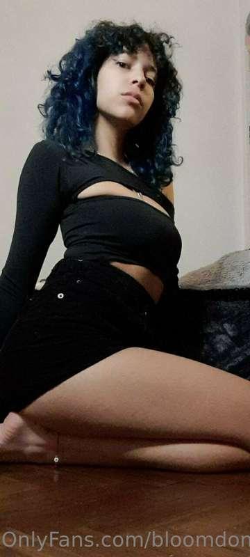 You should start your week right and worship your goddess 😈
..