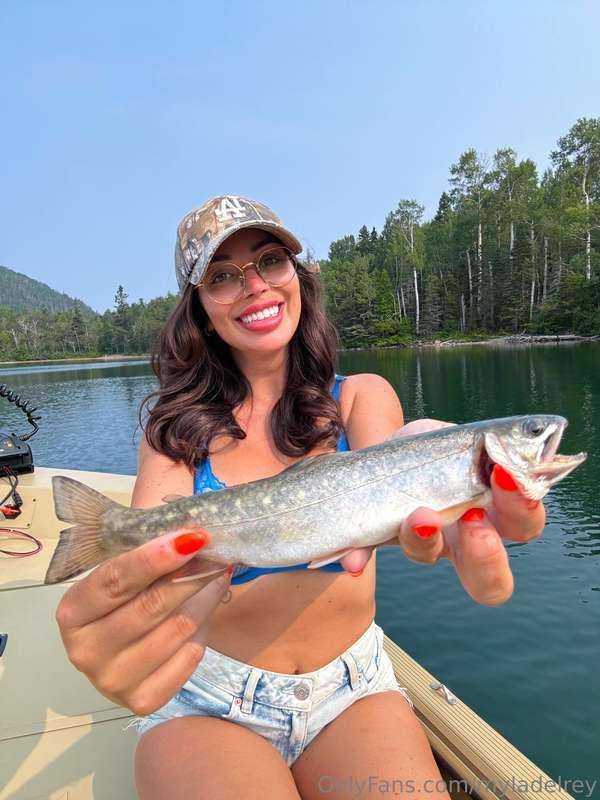Can you guess what's behind the fish? 🙈