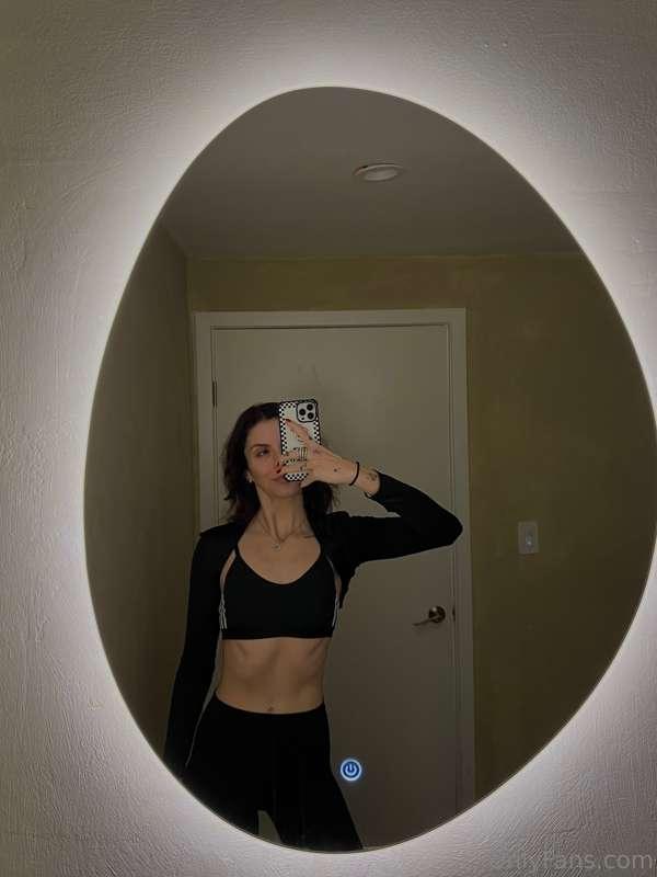 Morning!! Starting my day off with Pilates ✨ hbu?