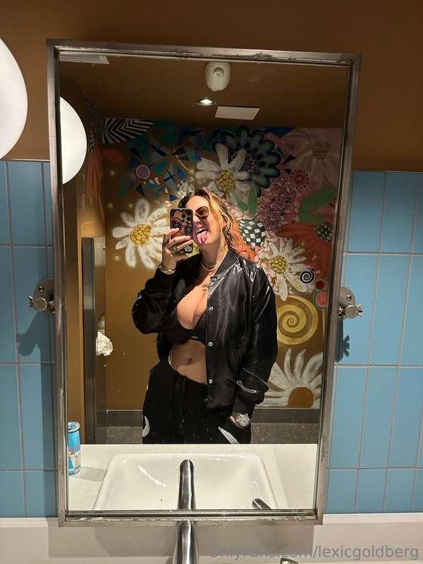 I'm a sucker for some dope bathroom vibes