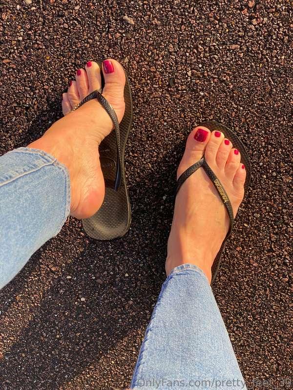 Sunday walk… who’s joining me?🦶🩴🍂