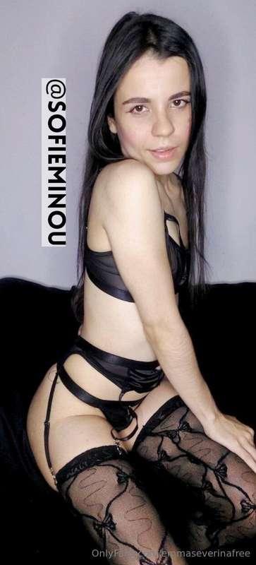 🍒 BEAUTIFUL babe with a charming figure @sofieminou can make..