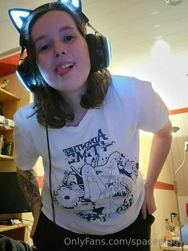 The gamer girl of your dreams