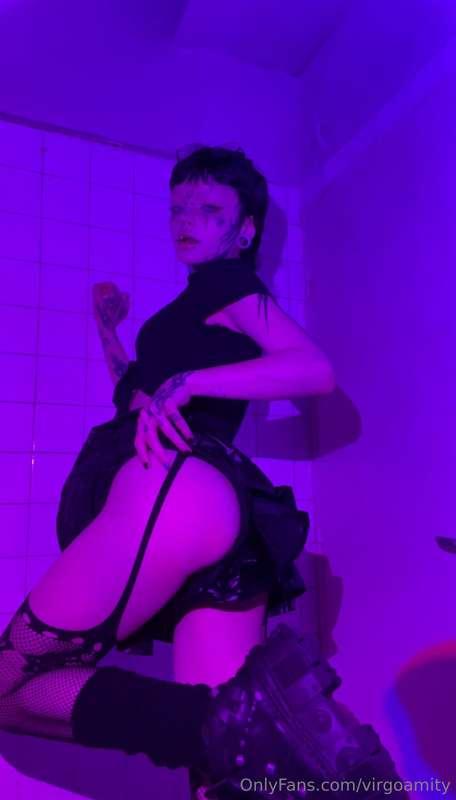 Finally got my first MINI SKIRT!🖤🕷️And that BOOTY!🥴 