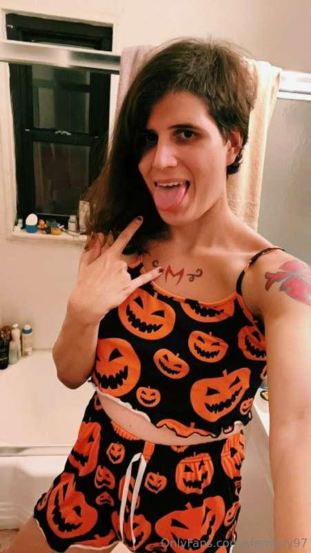@sw33t_n1ghtm4r35 is running a halloween promo, shes really ..