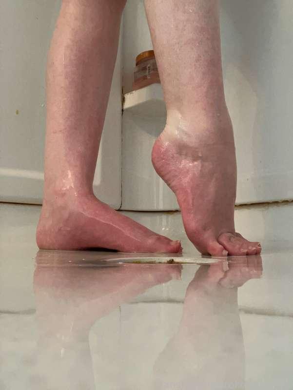 I hope you don’t mind my feet being red I have circulation issues. Just think of them as blushing :3 (size 6 just incase your wondering)
#feet #smallfeet #shower #femboy #trans