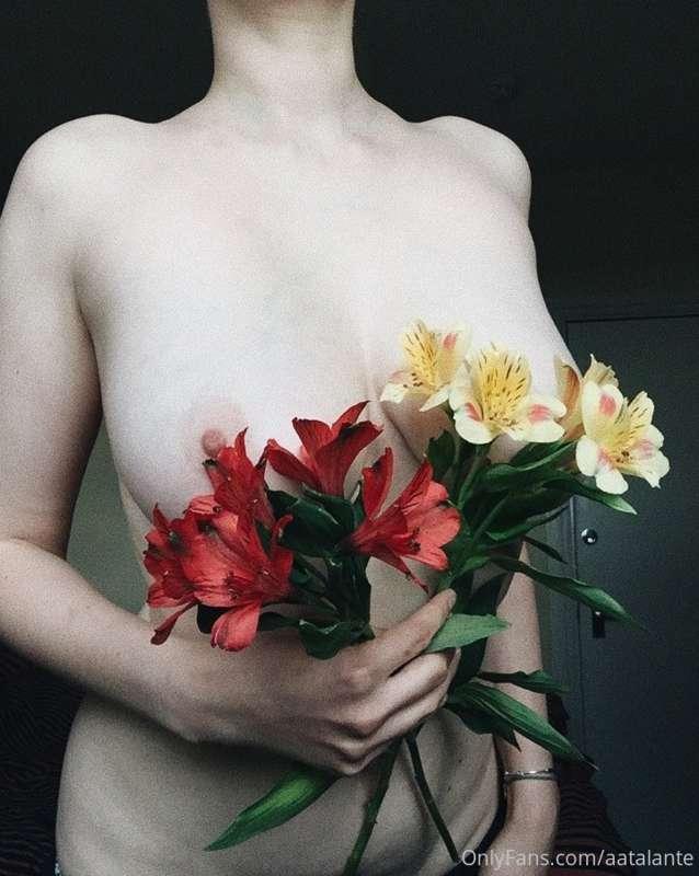 Flowers automatically make nudes a thousand times better 💐