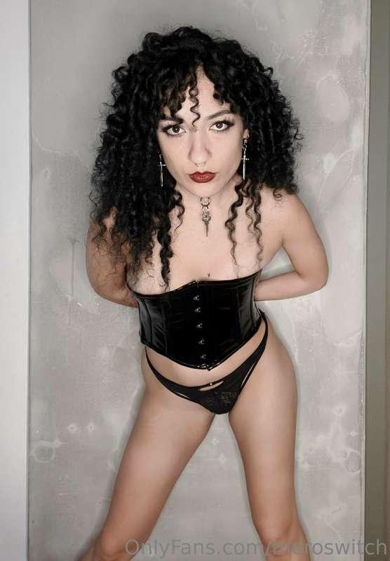 Do you like my new corset? 🖤