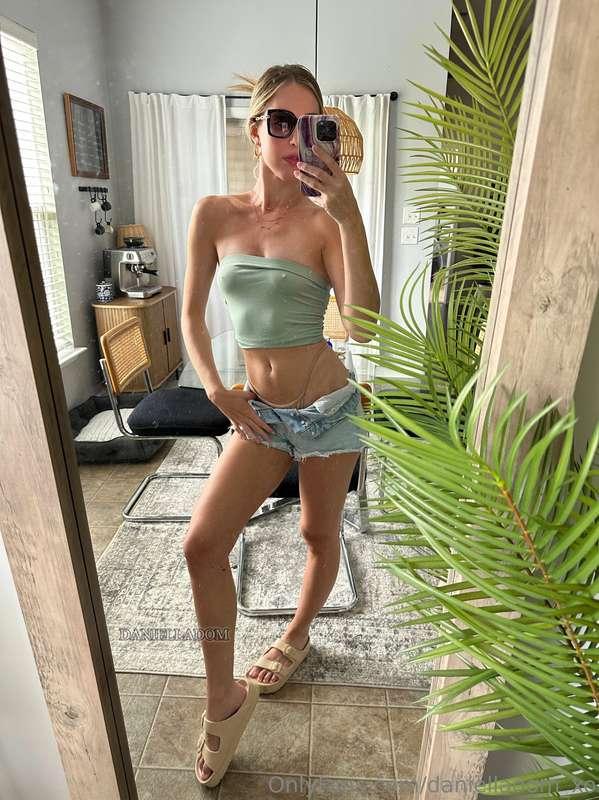 I won’t make you guess the color of my underwear😉😜