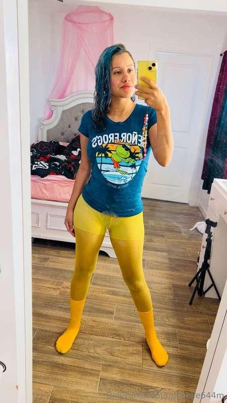 My knew socks with yellow pantyhose today :)
