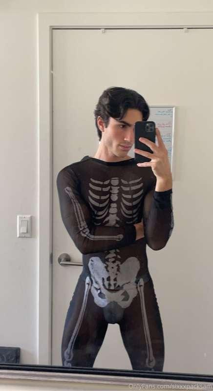 IT'S HALLOWEEN!! Just sent something to your DMs 🍆👻💀🎃👻💀🎃