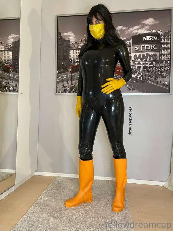 Presenting my black latexcatsuit which get’s covered by my s..