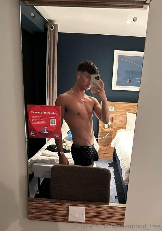 **FREE PAGE** Check out this horny 19 your old pretty boy wh..