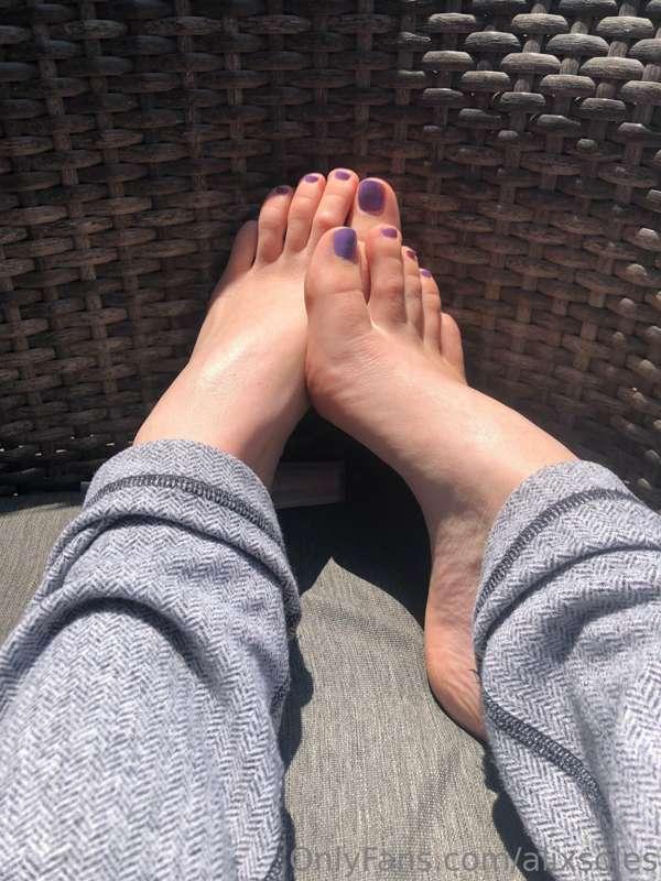 Warm sunny Saturday 🖤