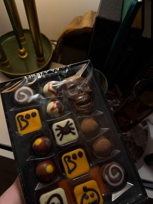 look how cute my Halloween chocolates are!!!! 🎃💀