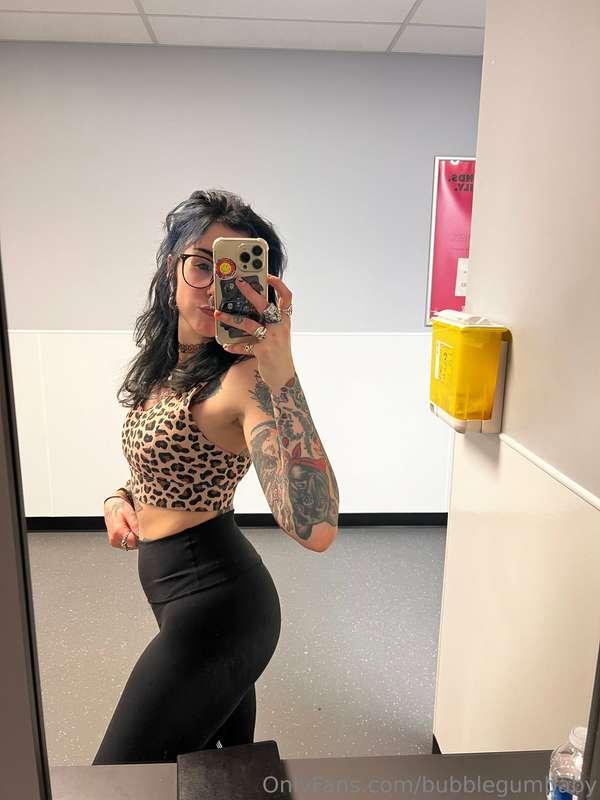 what about gym selfies? how do we feel about that? tight clo..