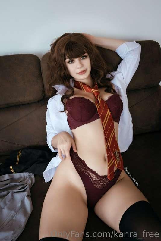 Hermione can be naughty girl 
Full set on my Pawtre0n or F@n..