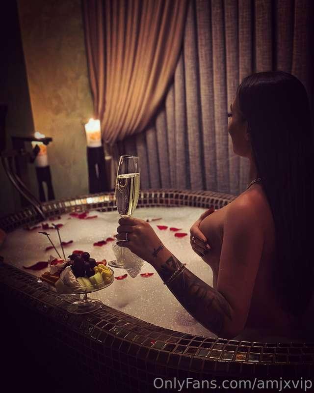 Do you want to drink a glass of champagne together?❤️‍🔥❤️‍🔥