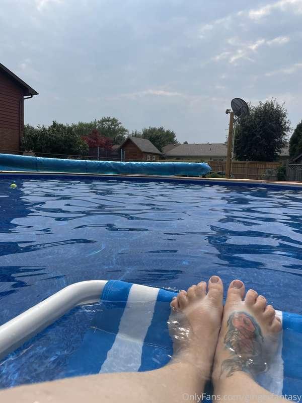 ☀️ pool days 🌊  i’ve flown East to visit my parents for anot..