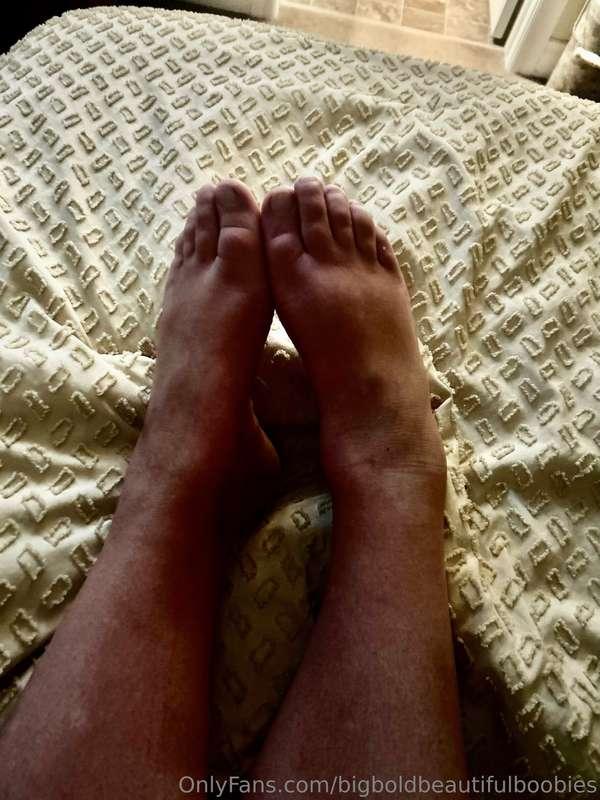 Thursday is suck on toes kinda day 😘😘😘