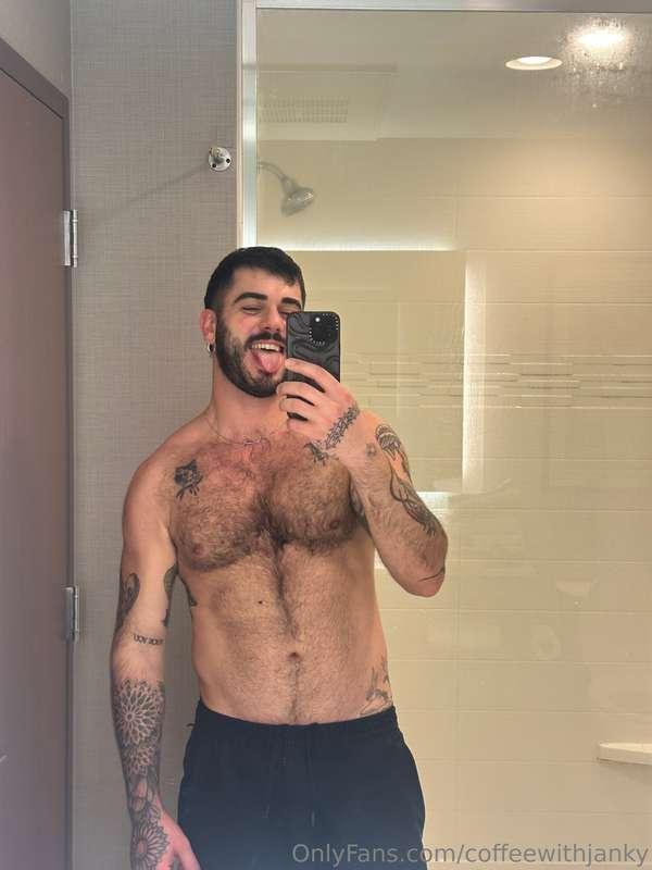 hotel bathroom lighting is sorcery!