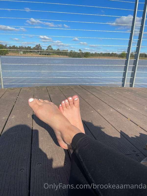 Where are my foot lovers?? 💋 
Foot content available on requ..