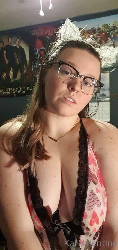 Really wanna dye my hair red and do a poison ivy cosplay.🖤