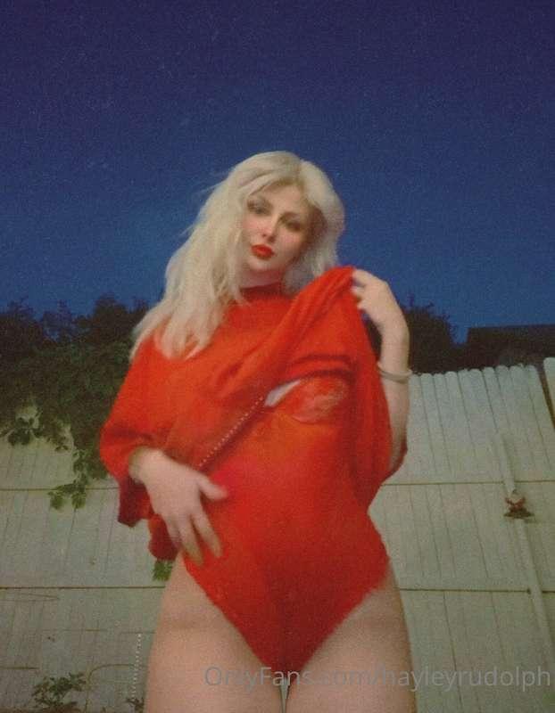 I took some photos outdoors under the moon 🌙 ✨

Tip: $6.66 (..