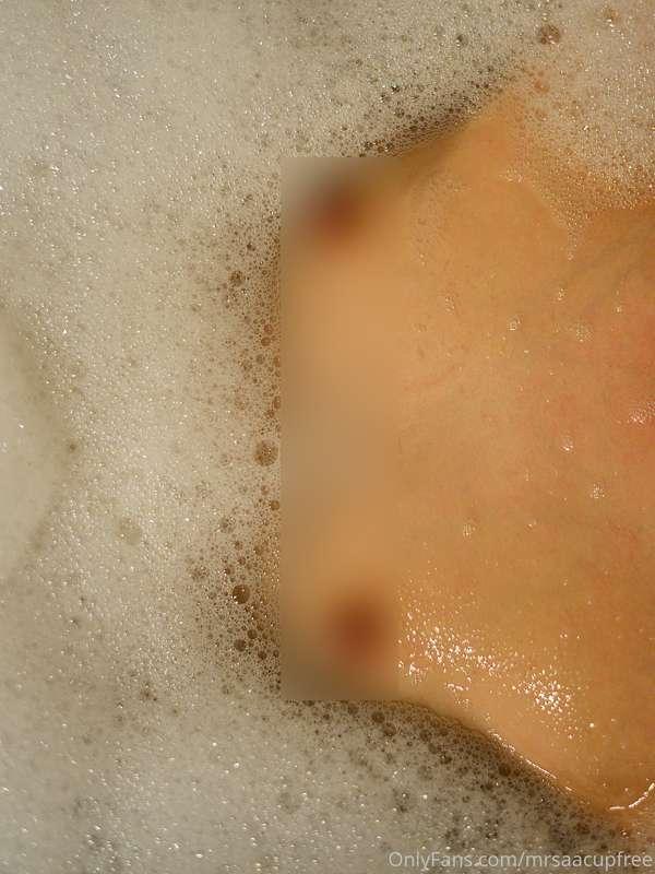 Not only the bathtub was hot 🥵 Join my secret adventure @mrs..