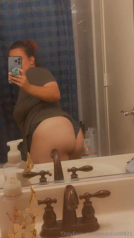 I make custom content❤️ please let me know what you are want..