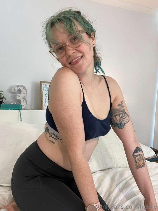 am I distracting you?#yogapants #sportsbra #boobs #hairy #ar..