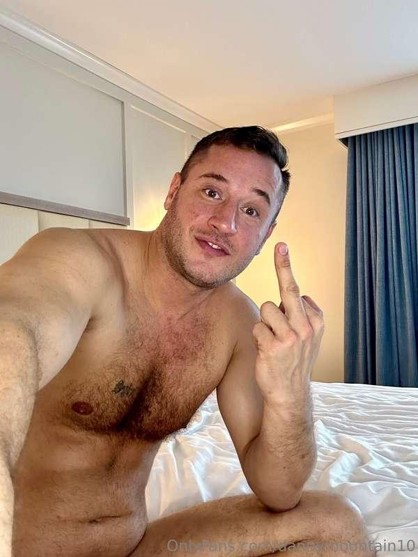 Who wants to see this finger go up my asshole??? 😈