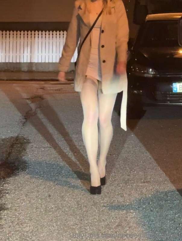 Love to walk outside with a fresh creampie inside me, or a f..