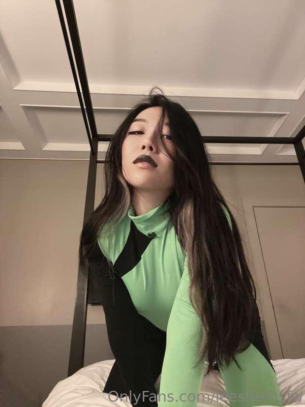 💚 **Topless Dommy Shego** 🖤

Watch Shego stare at you and pl..