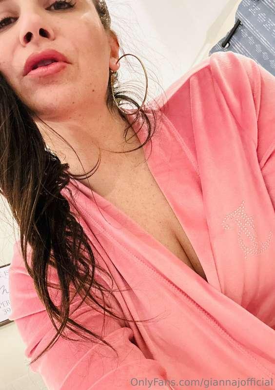 Going LIVE in 5 minutes and I’m feelin’ myself 😏