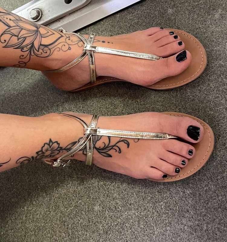 Vuoi vedere come uso bene i miei piedini tatuati?
Tutti i co..