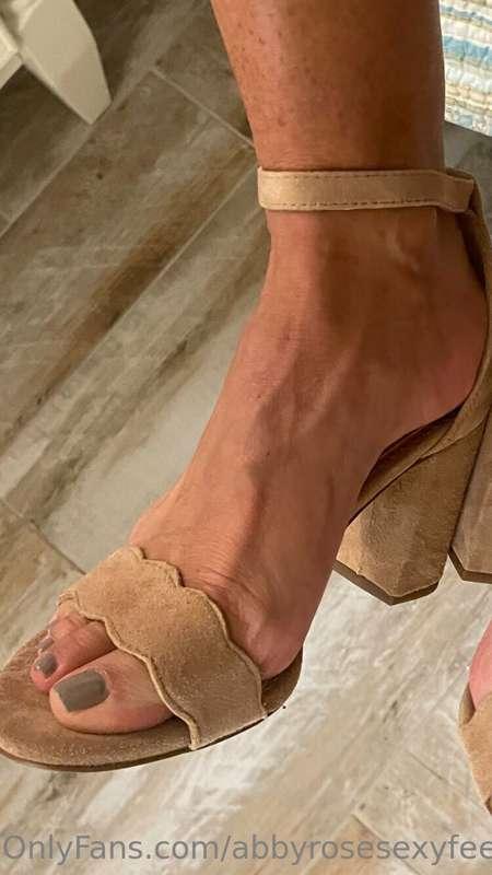Nothing better than gorgeous feet in high heels! 🦶😘💦👠