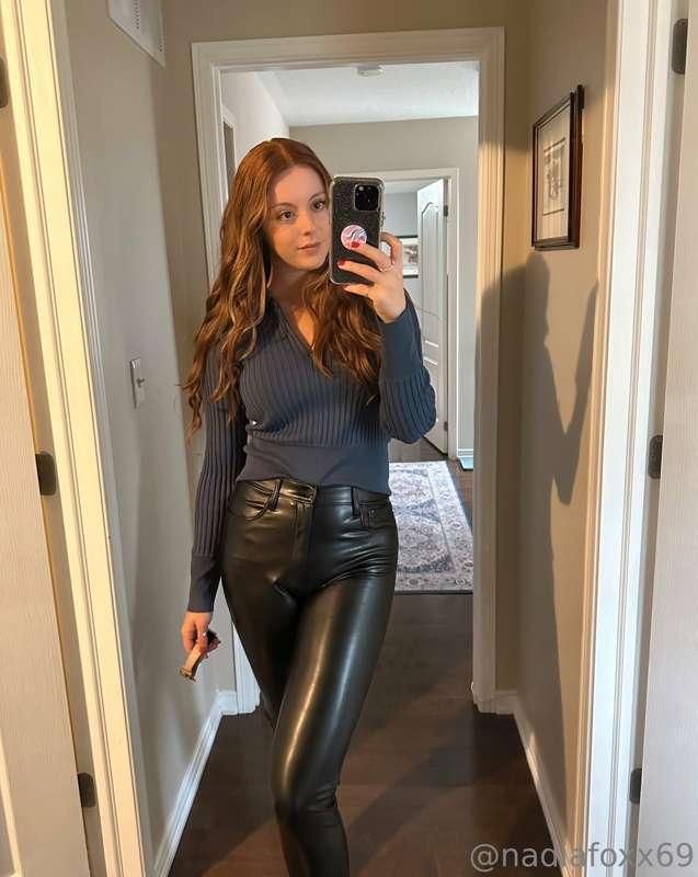 Monday errands call for leather pants 👖