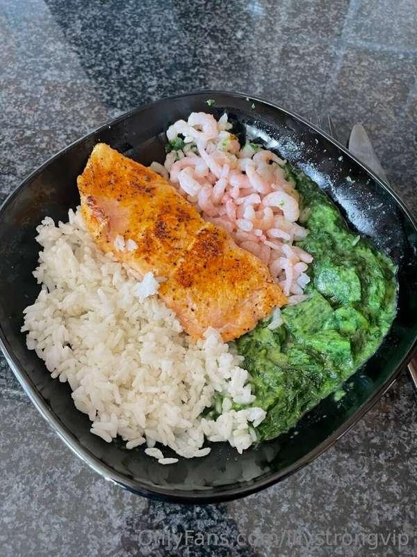 Quick little meal before going to the gym again! 😍 Shrimp an..