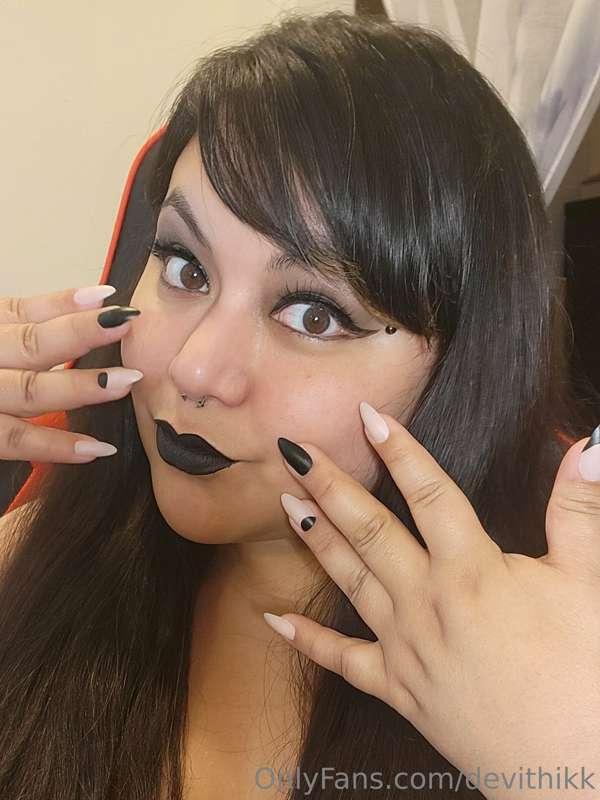 Fake nails and lashes aren't my usual thing but I'm feeling ..