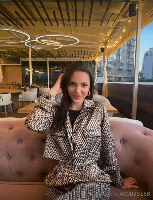 How often do you eat at the restaurant in the evenings? 😋 😋