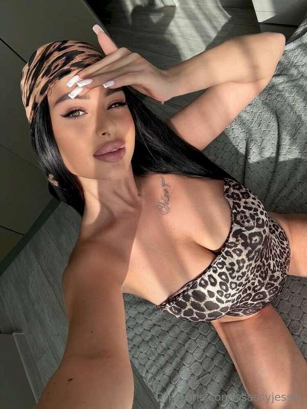 These perfect curves are impossible to resist! 😈🔥💭 Imagine h..