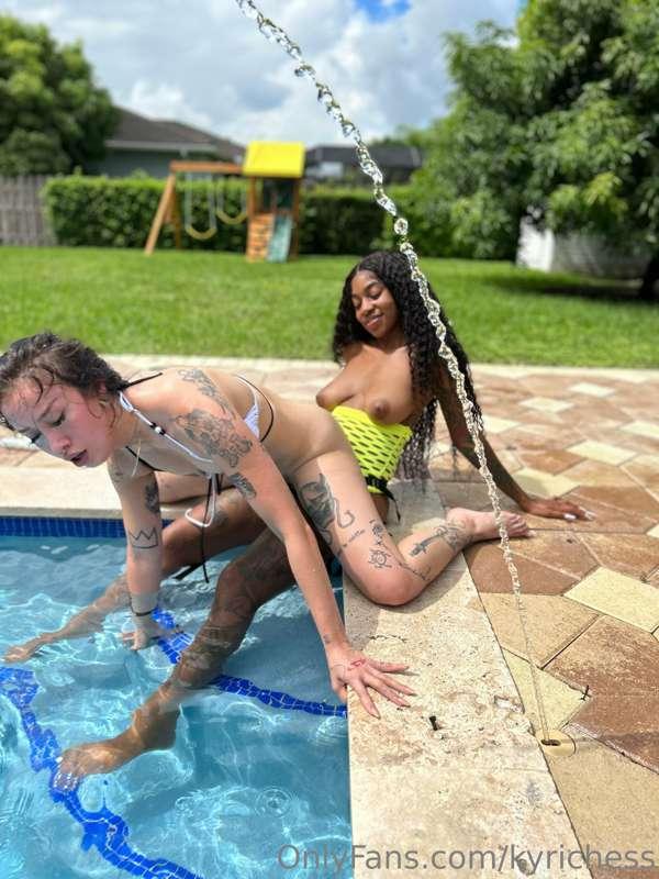 A GIRL KNOWS A GIRL’S BODY 🥰💦 2 Girls 1 Pool ❤️used the Pool..