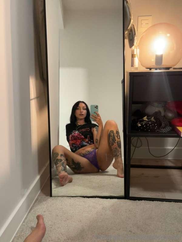 good morning daddy come and play dirty with your goth slut 🖤..