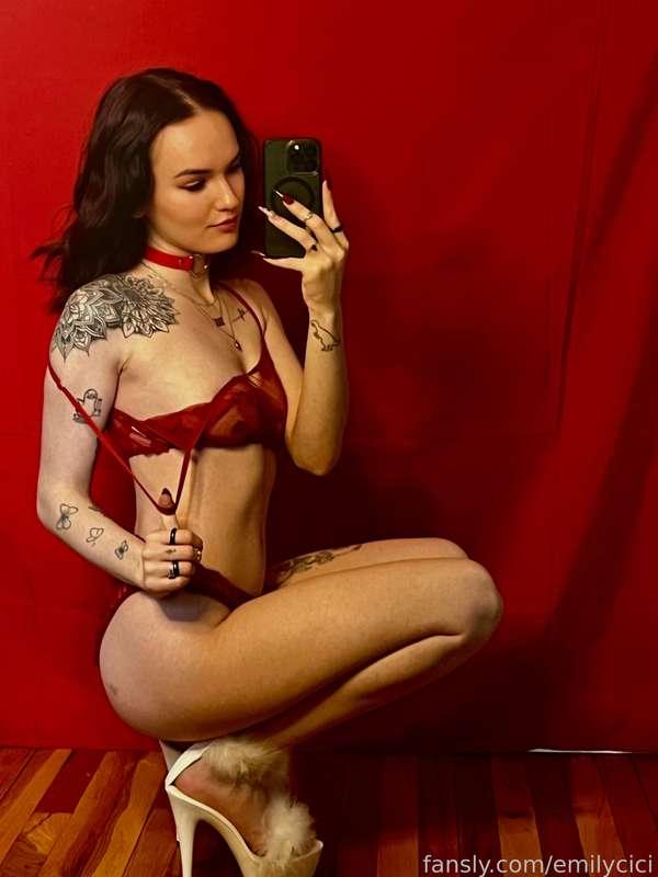 I'm obsessedddd with how my Valentine's day shoot came out 🤭🤭 It includes 48 pics!! If I reach my tip goal I'll send out all 48 pics for you all for free on Valentine's to goon over 🥰


#photoset #vday #valentines #redlingerie #redhead #heels #mirrorpic #mirror #slut #slutty #choker