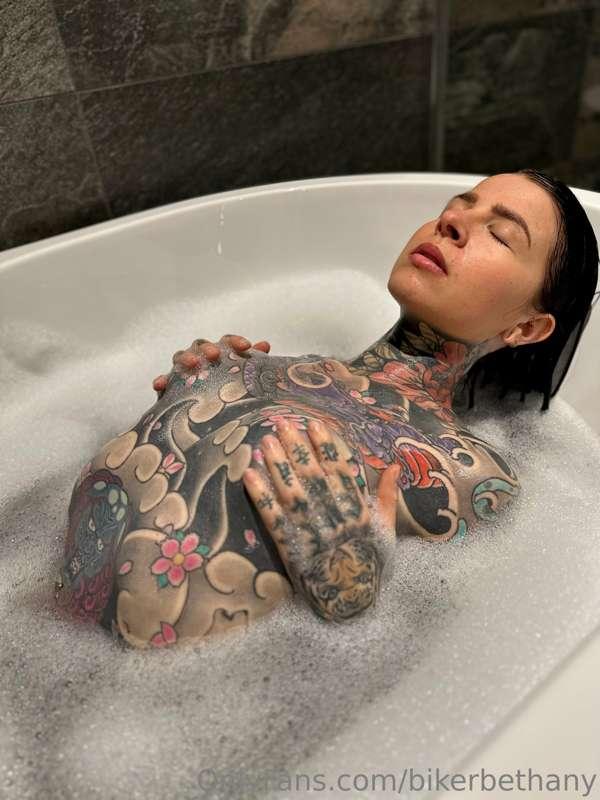 who wants to join me in this soapy hot bath 🥵💦