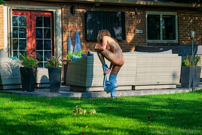 Who needs clothes? They just slow me down. 😜
