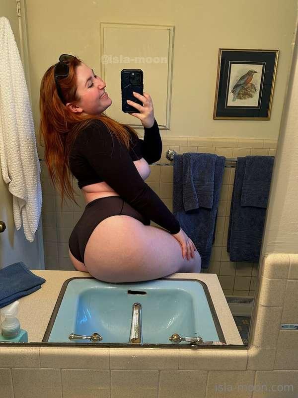 I can't help myself with mirror selfies... 😏 🥵